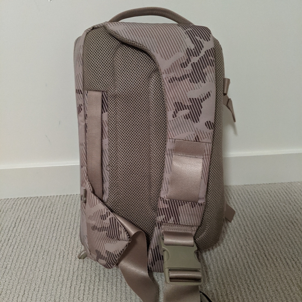 Incase DSLR Sling Pack - Picture 3 of 4